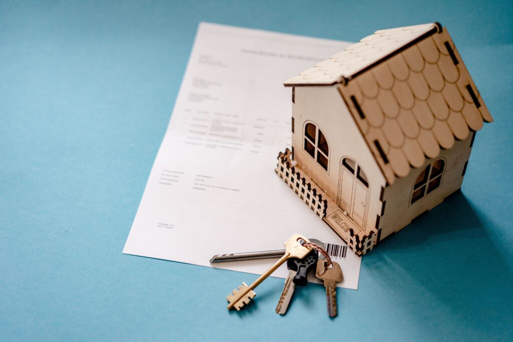 Escritura y llaves de una vivienda sobre una mesa