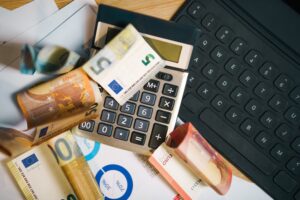 Autónomo calculando el ahorro necesario para la entrada de una hipoteca