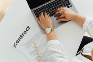 Autónomo TRADE revisando su contrato y facturas antes de solicitar una hipoteca