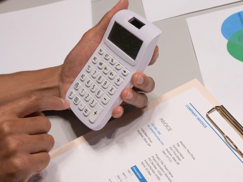 Autónomo revisando las condiciones de vinculación de su hipoteca con documentos y calculadora